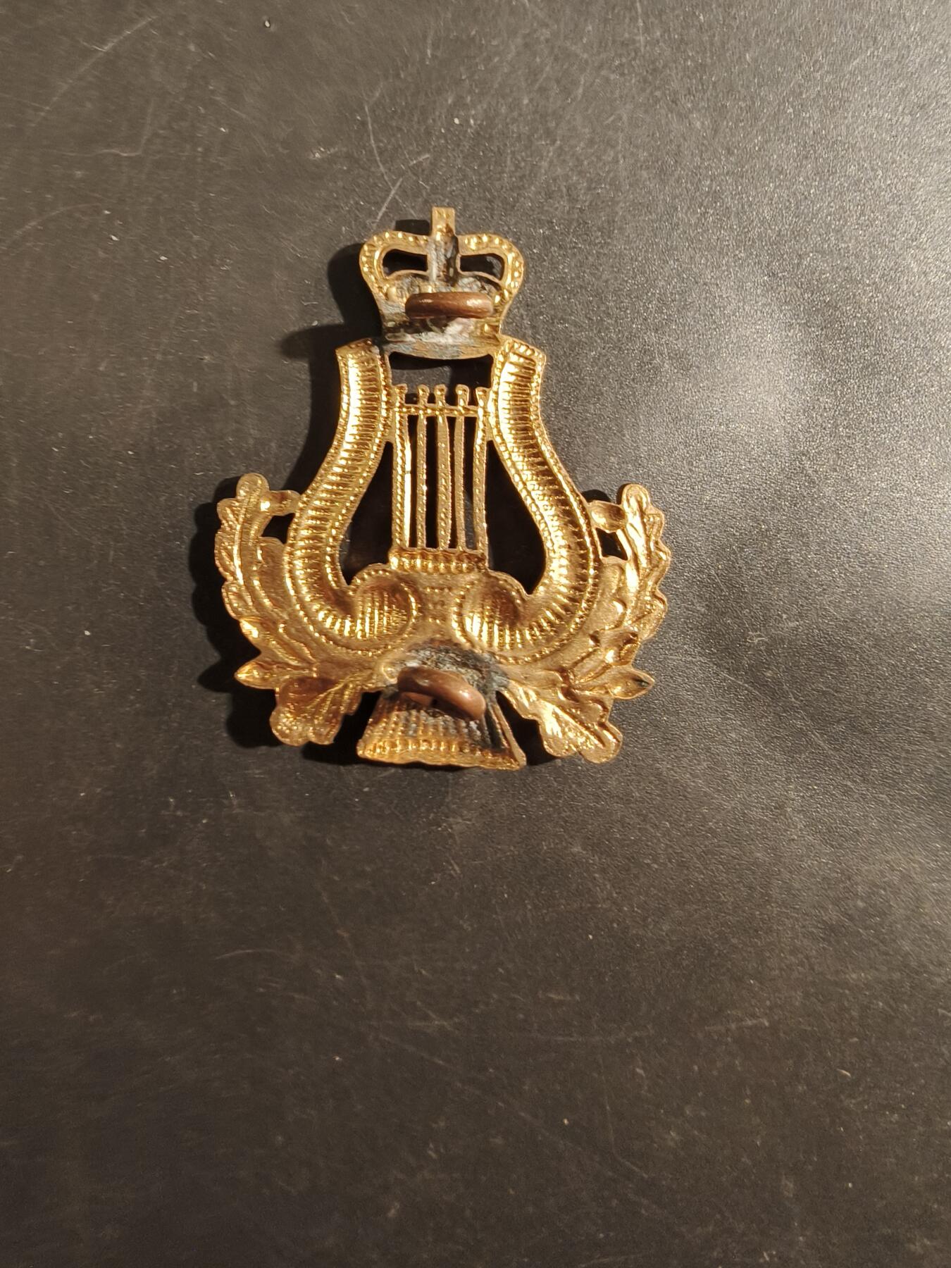 老王徽章第177期 英国皇家军乐团帽徽    女王时期