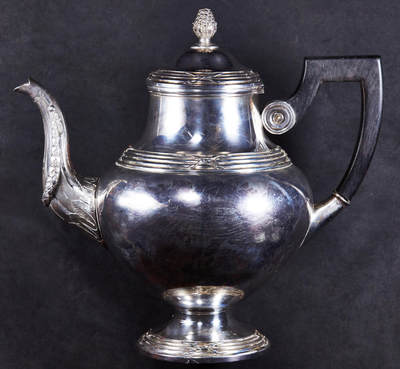 【俄甄集藏】“万象更新、马呈祥瑞”迎新春俄甄精品场-2026年(047)01-21 星期三 晚 19:30 全场包邮 - 比利时1831-1868年新古典主义风格古董银茶壶，高：210mm，总宽：225mm，壶身直径：120mm，重量：635克，800银