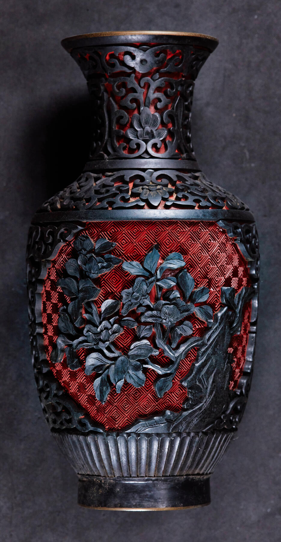 【俄甄集藏】“万象更新、马呈祥瑞”迎新春俄甄精品场-2026年(047)01-21 星期三 晚 19:30 全场包邮 中国1950-1970年代出口换汇时期漆器花瓶，铜胎蓝瓷底，满工纹饰，高：200mm，口径：70mm，最宽处直径：105mm，重量：491.39克·，保存完好