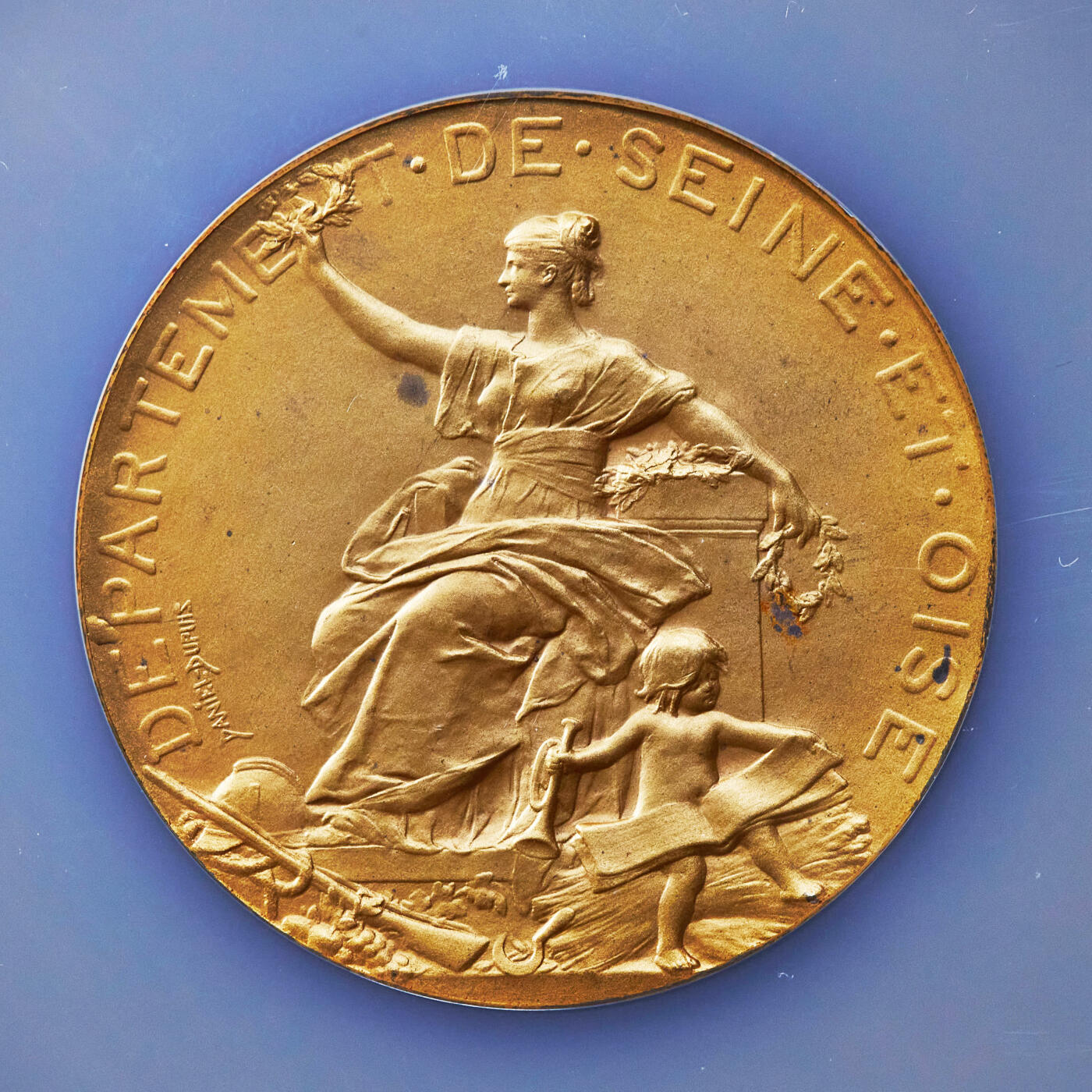 【俄甄集藏】“万象更新、马呈祥瑞”迎新春俄甄精品场-2026年(047)01-21 星期三 晚 19:30 全场包邮 法国19世纪末塞纳-瓦兹省总委员会颁发法兰西女神造像新艺术运动时期镀金纪念大银章，NGC MS64，金水足，顶级状态，直径：50mm，丰饶角铭