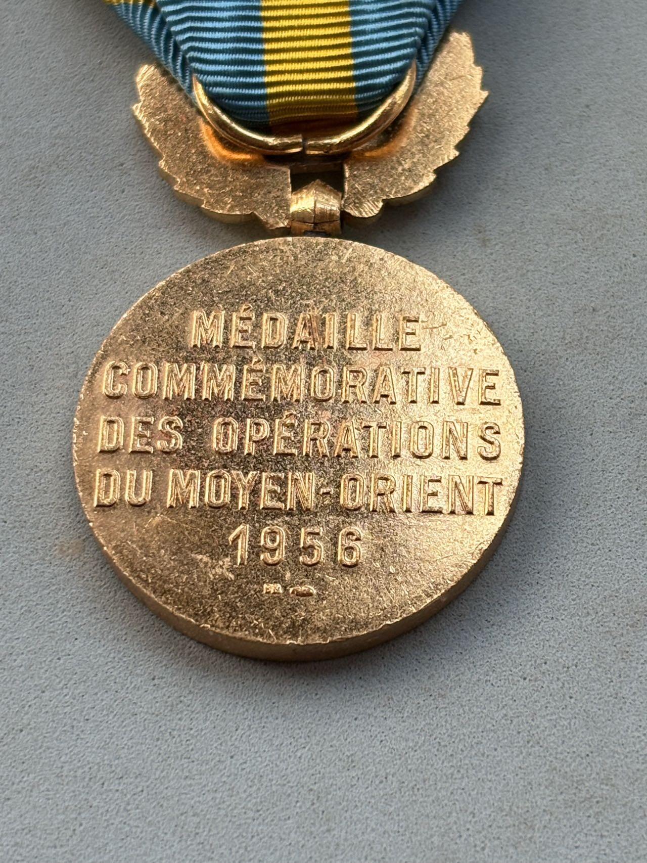 盛世勋华——号角文化勋章邮票专场拍卖第299期 法国第二次中东战争奖章 带中东铭条 授予1956年苏伊士运河事件中和英军一起占领埃及苏伊士运河运河并与埃军作战的法军，总量不超过一万枚，数量很少，是法国数量最少的战役章之一， 巴黎造币局造带厂标 铜镀金