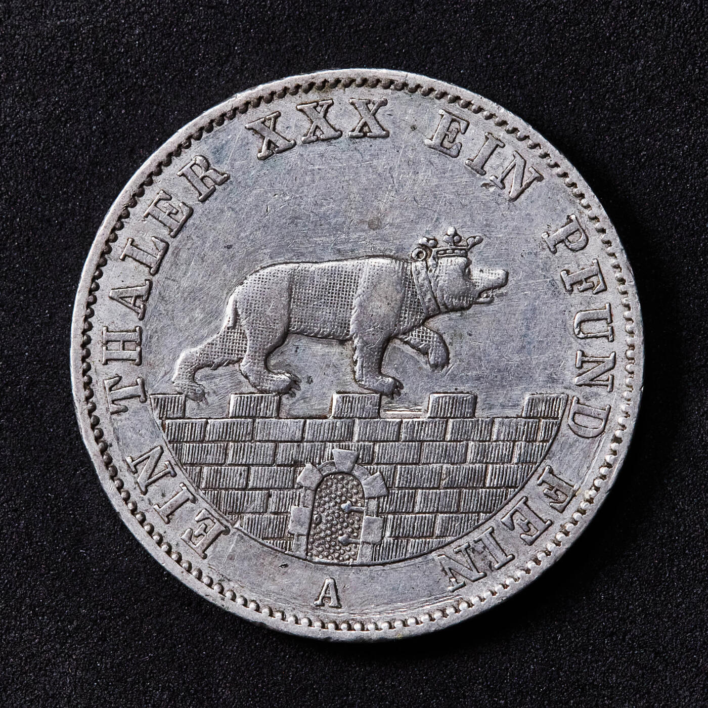 【俄甄集藏】“万象更新、马呈祥瑞”迎新春俄甄精品场-2026年(047)01-21 星期三 晚 19:30 全场包邮 德国安哈特1862年亚历山大·卡尔·赫佐格公爵A版矿业1泰勒银币，小熊爬墙经典热门品种