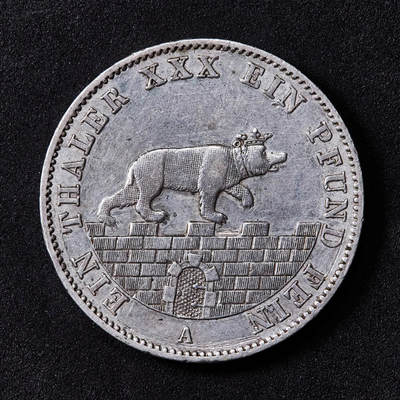 【俄甄集藏】“万象更新、马呈祥瑞”迎新春俄甄精品场-2026年(047)01-21 星期三 晚 19:30 全场包邮 - 德国安哈特1862年亚历山大·卡尔·赫佐格公爵A版矿业1泰勒银币，小熊爬墙经典热门品种