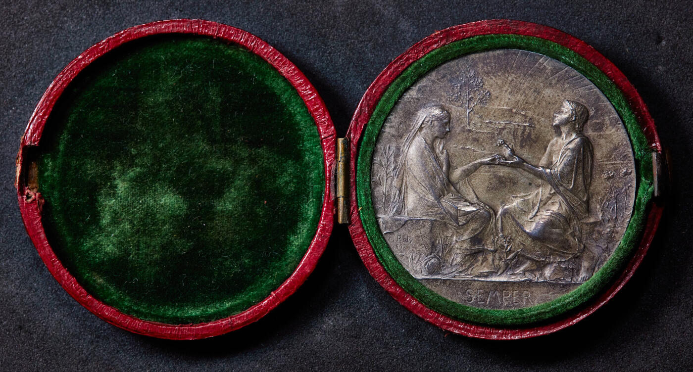 【俄甄集藏】“万象更新、马呈祥瑞”迎新春俄甄精品场-2026年(047)01-21 星期三 晚 19:30 全场包邮 法国1914年罗蒂“永恒的爱”结婚大银章，原盒，安德烈与西蒙娜夫妇订制，黄油酱彩原味包浆，品相上乘，直径：42mm，重量：31.22克，丰饶角铭，名誉品种