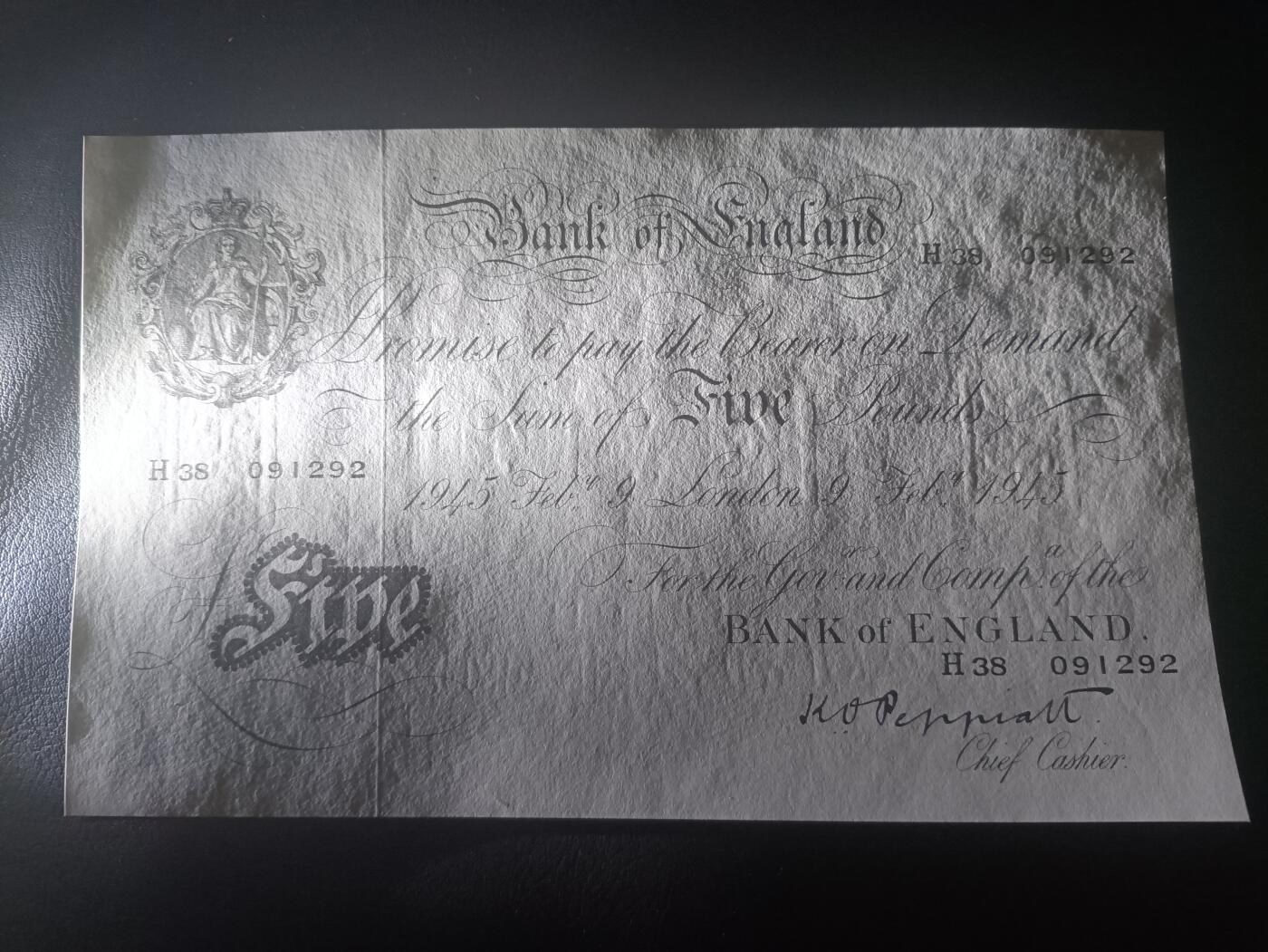 2026一月第三期，总213期 英格兰1945年5镑UNC-无47，作为知名度极高且经典的“白色英镑”，是当年财富的象征，虽然设计简洁但水印和油墨的防伪细致，是不可错过的经典英镑品种