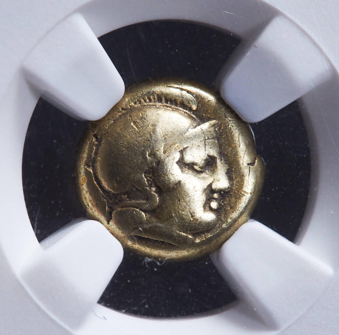 【俄甄集藏】“万象更新、马呈祥瑞”迎新春俄甄精品场-2026年(047)01-21 星期三 晚 19:30 全场包邮 古希腊莱斯沃斯岛米提利尼城邦公元前412年-前378年智慧女神雅典娜1赫卡忒琥珀金币，NGC F，正面是戴阿提卡头盔的雅典娜头像，背面狮皮，直径：10mm,，重量：2.53克，热门品种