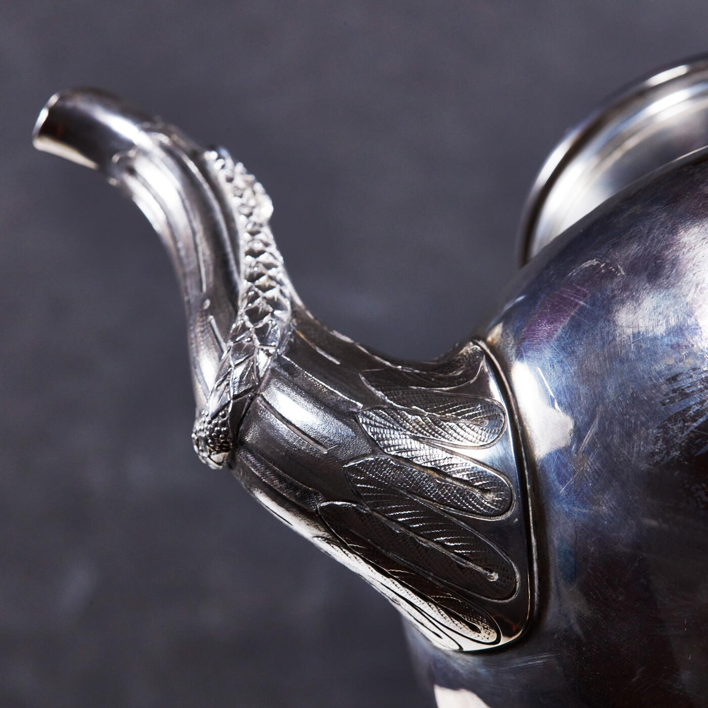 【俄甄集藏】“万象更新、马呈祥瑞”迎新春俄甄精品场-2026年(047)01-21 星期三 晚 19:30 全场包邮 比利时1831-1868年新古典主义风格古董银茶壶，高：210mm，总宽：225mm，壶身直径：120mm，重量：635克，800银