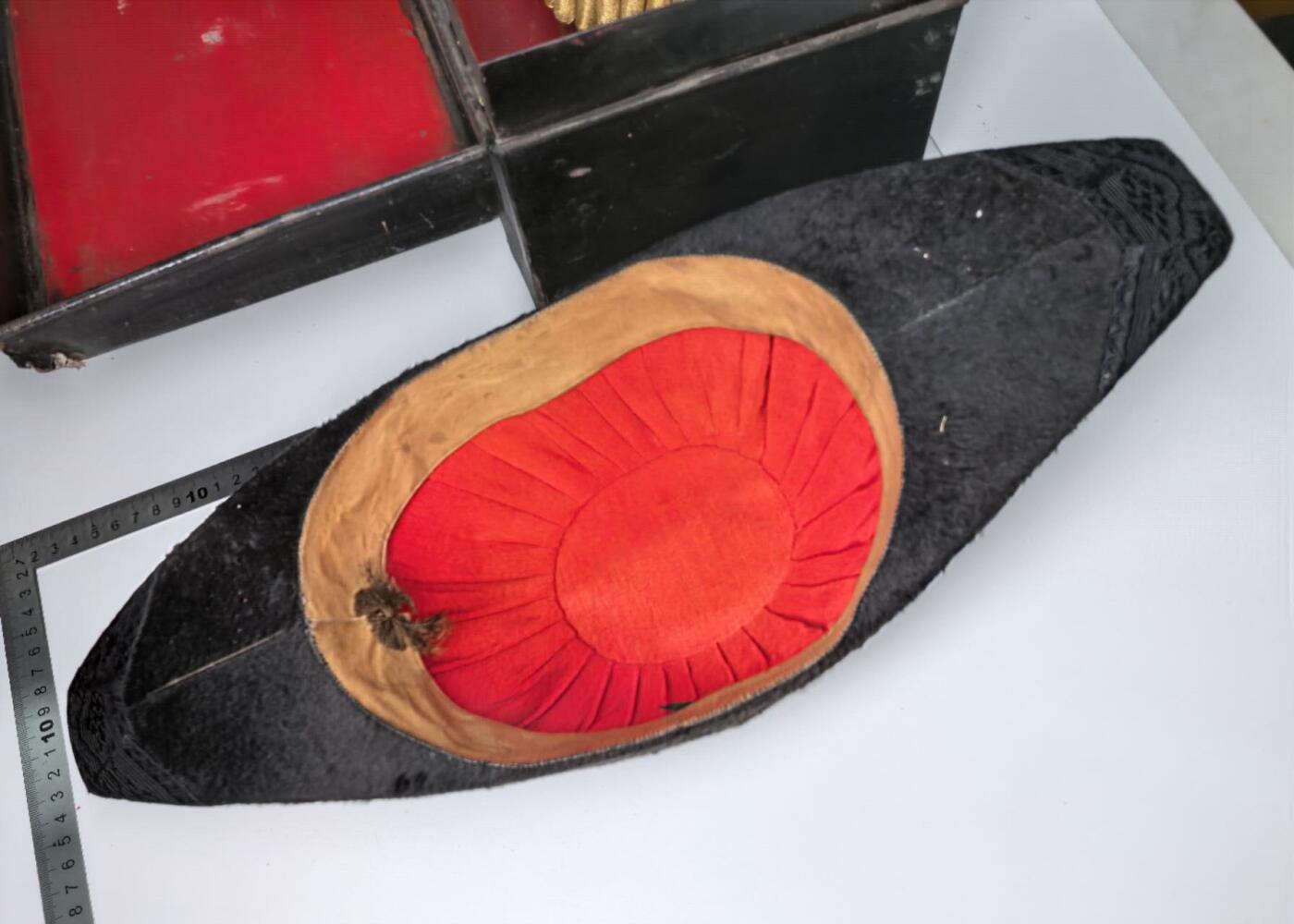 小驴勋章奖章收藏1月17日周六晚六点拍卖（珍爱和平，收藏战争，铭记历史，勿忘国耻，忠党爱国。有偿代拍，送拍规则在简介最后，参拍须阅读规则后再参拍，关系到运费包装发货时效真假辨别等关键信息，拍卖时不再发原图，看大图店主微信码在拍卖店铺介绍里） 明治海军大肩章、礼帽带原铁皮盒，羊毛毡金属刺绣（运输途中可能会脱落，介意勿拍），少见