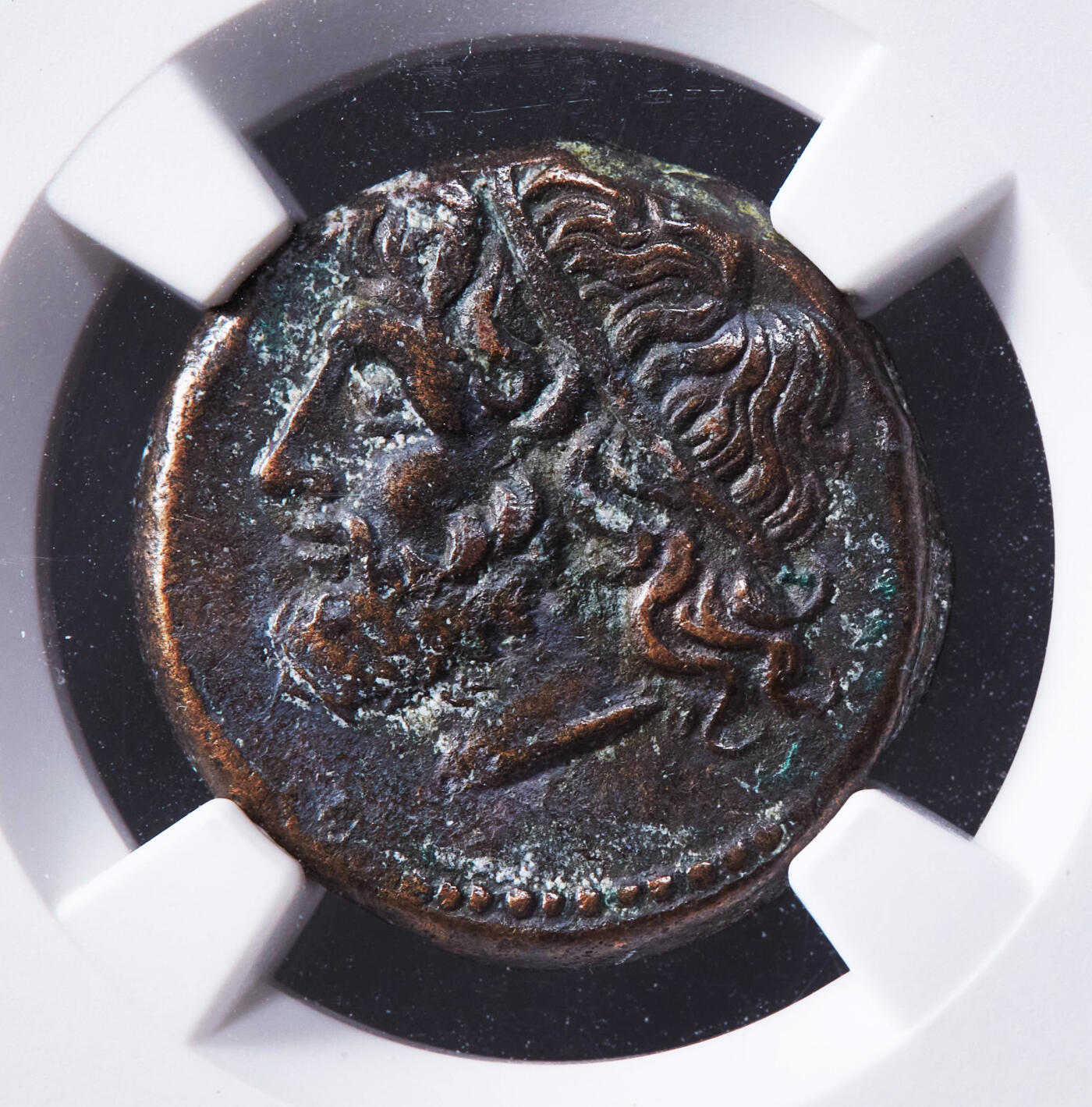 【俄甄集藏】“万象更新、马呈祥瑞”迎新春俄甄精品场-2026年(047)01-21 星期三 晚 19:30 全场包邮 古希腊西西里岛叙拉古公元前275-前216年希伦二世海神波塞冬铜币，NGC XF，出自波塞冬集藏，正面海神波塞冬头像，背面波塞冬的法器三叉戟，两边各有一只海豚，NGC海神特殊标签