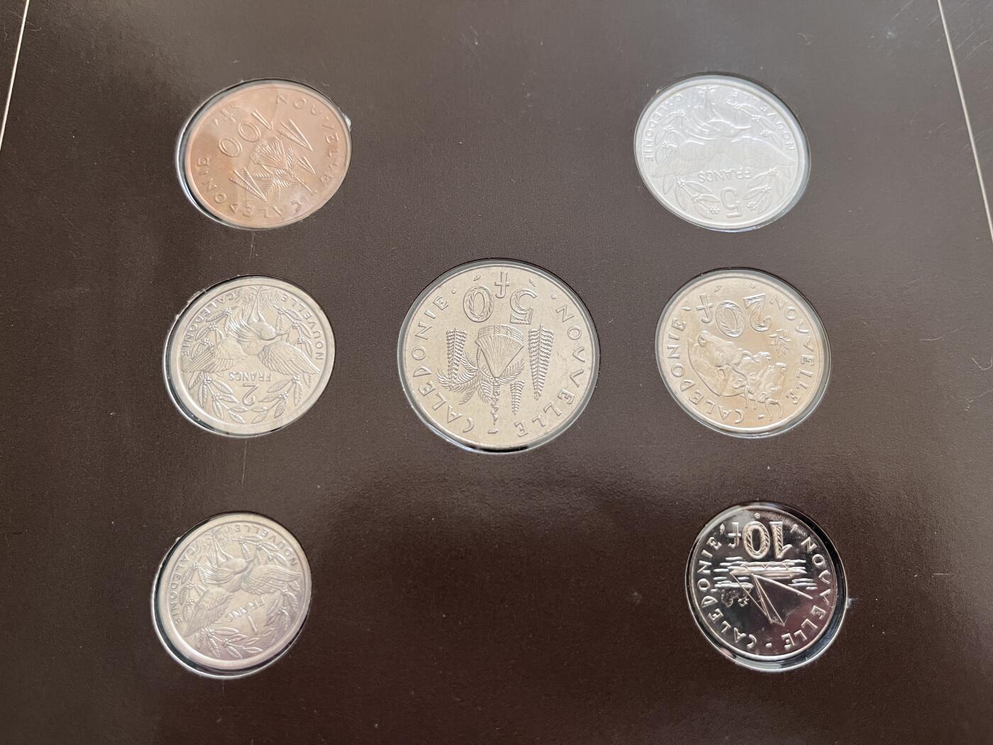 咖啡豆•收藏 2025年Jan_22th世界各国富兰克林套币拍卖 新喀里多尼亚/捷克斯洛伐克-世界各国UNC硬币套币富兰克林包装