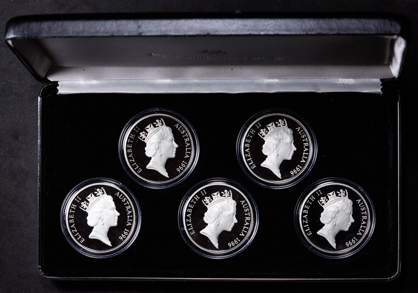 【俄甄集藏】“万象更新、马呈祥瑞”迎新春俄甄精品场-2026年(047)01-21 星期三 晚 19:30 全场包邮 澳大利亚1996年文化与传统系列5元精制大银币5枚套装，原盒证，澳大利亚皇家造币厂出品，马背上的萨克逊、原住民面具、作家亨利·劳森、画家汤姆·罗伯茨、赛马，单枚重35.79克，925银，含纯银共165.53克，外盒有损伤，No.1