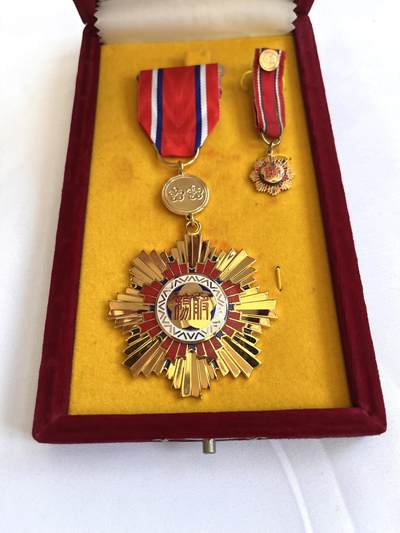 韵星假日拍卖第三十七期 -- Rimey Holidays Auction 37 - 二等服务奖章，带原盒略章