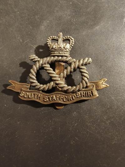 老王徽章第177期 - 英国南斯塔福德步兵团帽徽    女王早期