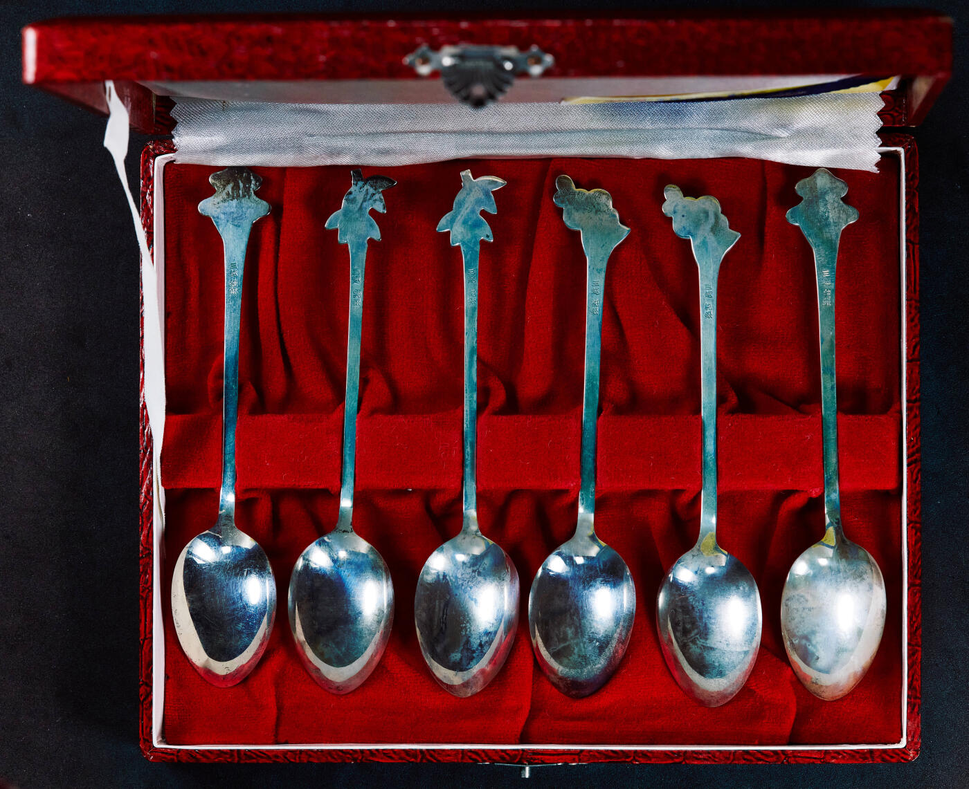 【俄甄集藏】“万象更新、马呈祥瑞”迎新春俄甄精品场-2026年(047)01-21 星期三 晚 19:30 全场包邮 日本1950年代名家三越制梅竹菊纯银咖啡勺6支一套，单体长：130mm，宽：25mm，总重量：88.05克，999银，原盒