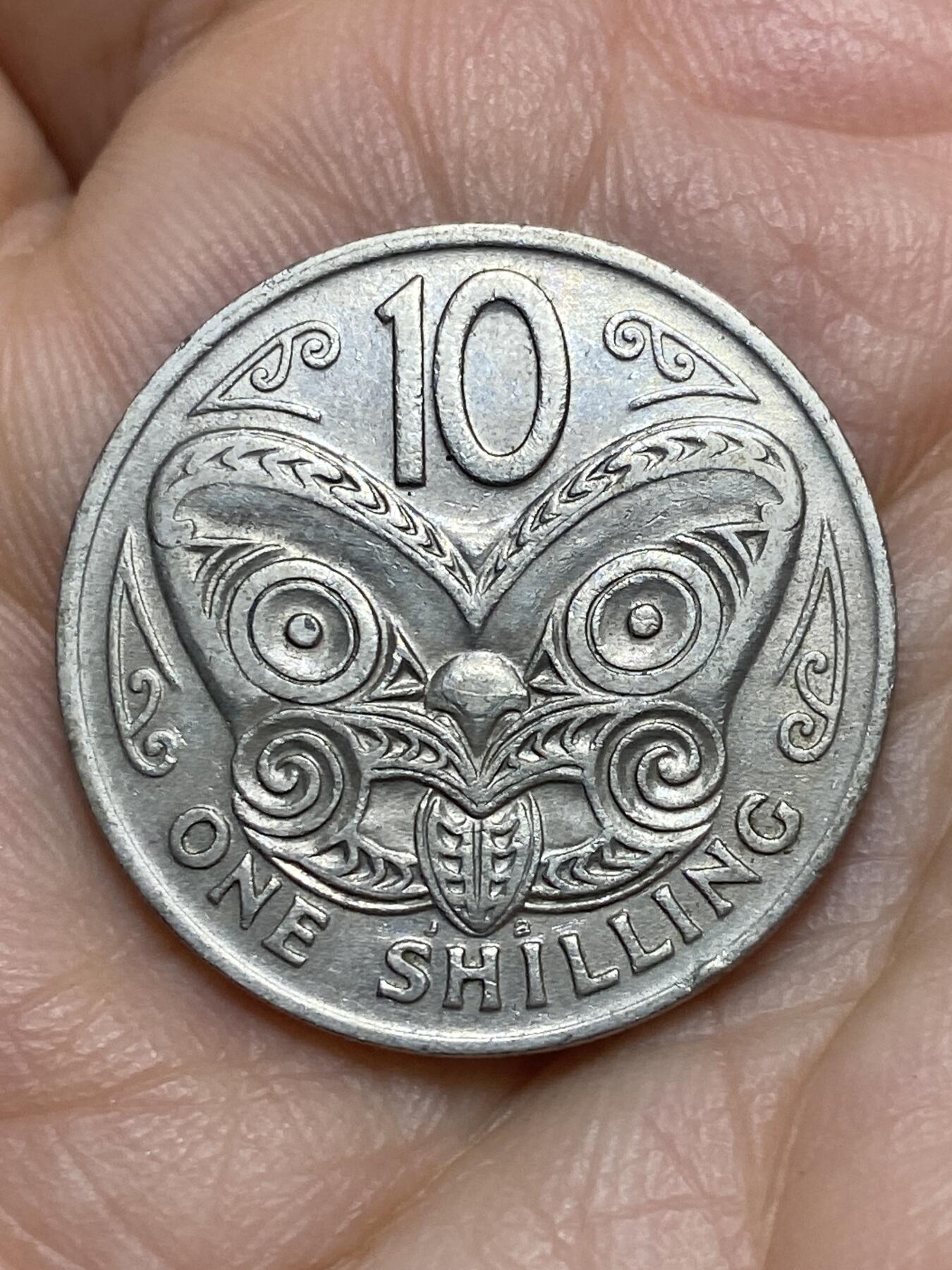 2026年第九场(总第一百七十八场）外国好品散币场(免佣金) 新西兰🇳🇿1969年1先令(伊丽莎白二世中年花冠第一版，10分和1先令双面值版)