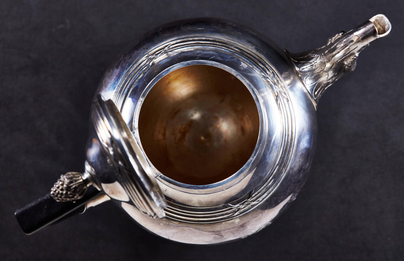 【俄甄集藏】“万象更新、马呈祥瑞”迎新春俄甄精品场-2026年(047)01-21 星期三 晚 19:30 全场包邮 比利时1831-1868年新古典主义风格古董银茶壶，高：210mm，总宽：225mm，壶身直径：120mm，重量：635克，800银