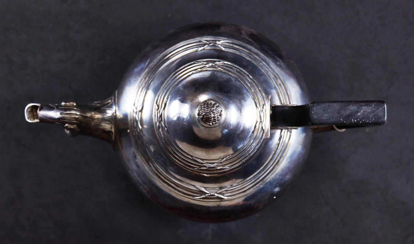 【俄甄集藏】“万象更新、马呈祥瑞”迎新春俄甄精品场-2026年(047)01-21 星期三 晚 19:30 全场包邮 比利时1831-1868年新古典主义风格古董银茶壶，高：210mm，总宽：225mm，壶身直径：120mm，重量：635克，800银