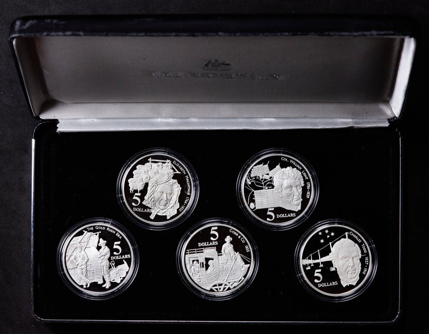 【俄甄集藏】“万象更新、马呈祥瑞”迎新春俄甄精品场-2026年(047)01-21 星期三 晚 19:30 全场包邮 澳大利亚1995年历史人物与事件系列5元精制大银币5枚套装，原盒证，澳大利亚皇家造币厂出品，伊丽莎白·麦克阿瑟、威廉·莱特上校、淘金热时代、科布马车公司、查尔斯·托德，单枚重35.79克，925银，含纯银共165.53克，外盒有损伤，No.2