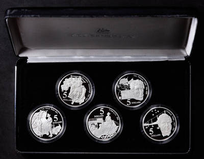 【俄甄集藏】“万象更新、马呈祥瑞”迎新春俄甄精品场-2026年(047)01-21 星期三 晚 19:30 全场包邮 - 澳大利亚1995年历史人物与事件系列5元精制大银币5枚套装，原盒证，澳大利亚皇家造币厂出品，伊丽莎白·麦克阿瑟、威廉·莱特上校、淘金热时代、科布马车公司、查尔斯·托德，单枚重35.79克，925银，含纯银共165.53克，外盒有损伤，No.2