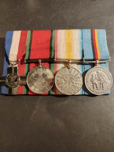 老王徽章第177期 - 英国志愿者服役十字4联排    志愿者服役十字为925银   20g    还包括英国二战德国占领军服役  皇家炮兵背铭、英国陆军服役纪念章、英国陆军海外服役纪念章 