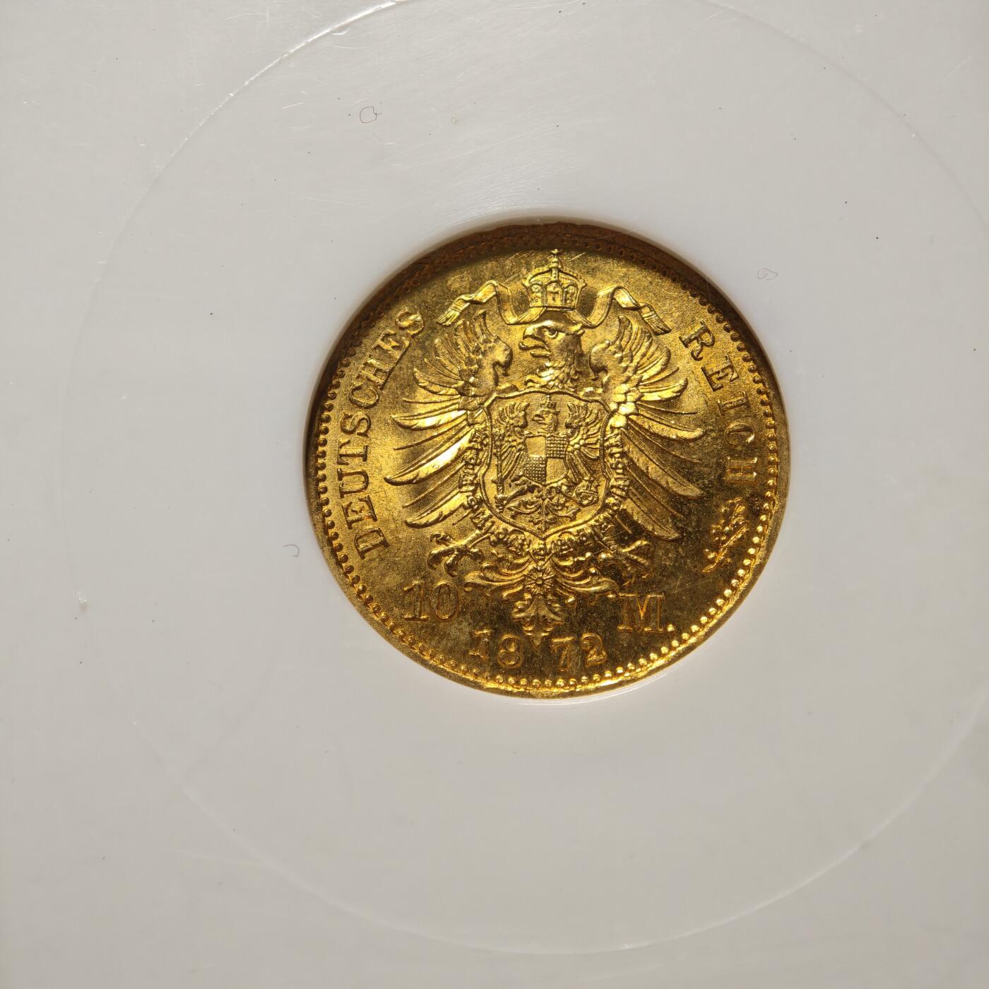 【德藏】世界币章拍卖第162期（拍品征集中~欢迎藏友联系） 1872年 德国普鲁士威廉一世A版10马克金币，德意志帝国首版流通金马克，重量：3.982克，含金量：90%，NGC MS65分 德国柏林铸币厂铸造，德国金本位时代的第一枚钱币，短翅金马克，具有很高的历史价值。NGC老白盒，早期低评