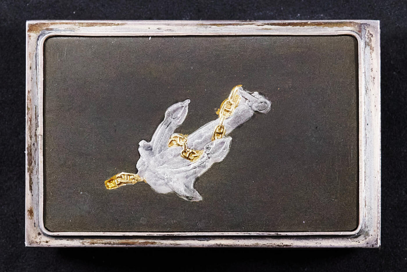 【俄甄集藏】“万象更新、马呈祥瑞”迎新春俄甄精品场-2026年(047)01-21 星期三 晚 19:30 全场包邮 日本昭和六年-九年1931年-1934年九一八事变海军大臣赠品，簪花珐琅彩嵌银工艺古董烟具一套，工艺精湛，分为烟丝盒、烟灰缸、火柴盒三件套，烟丝盒长：106mm，宽：85mm，高：44mm；烟灰缸长：90mm，宽：65mm，高：40mm，火柴盒长：62mm，宽：38mm，高：25mm，总重量：415.4克，内嵌红木，925银