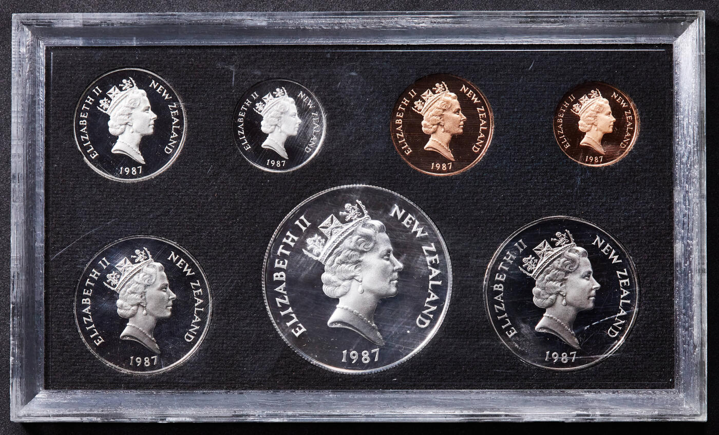 【俄甄集藏】“万象更新、马呈祥瑞”迎新春俄甄精品场-2026年(047)01-21 星期三 晚 19:30 全场包邮 新西兰1987年纪念国家公园百年1分-1元精制硬币7枚全套，原盒封装，其中1元银币重27.216克，925银，划痕均为盒子上的