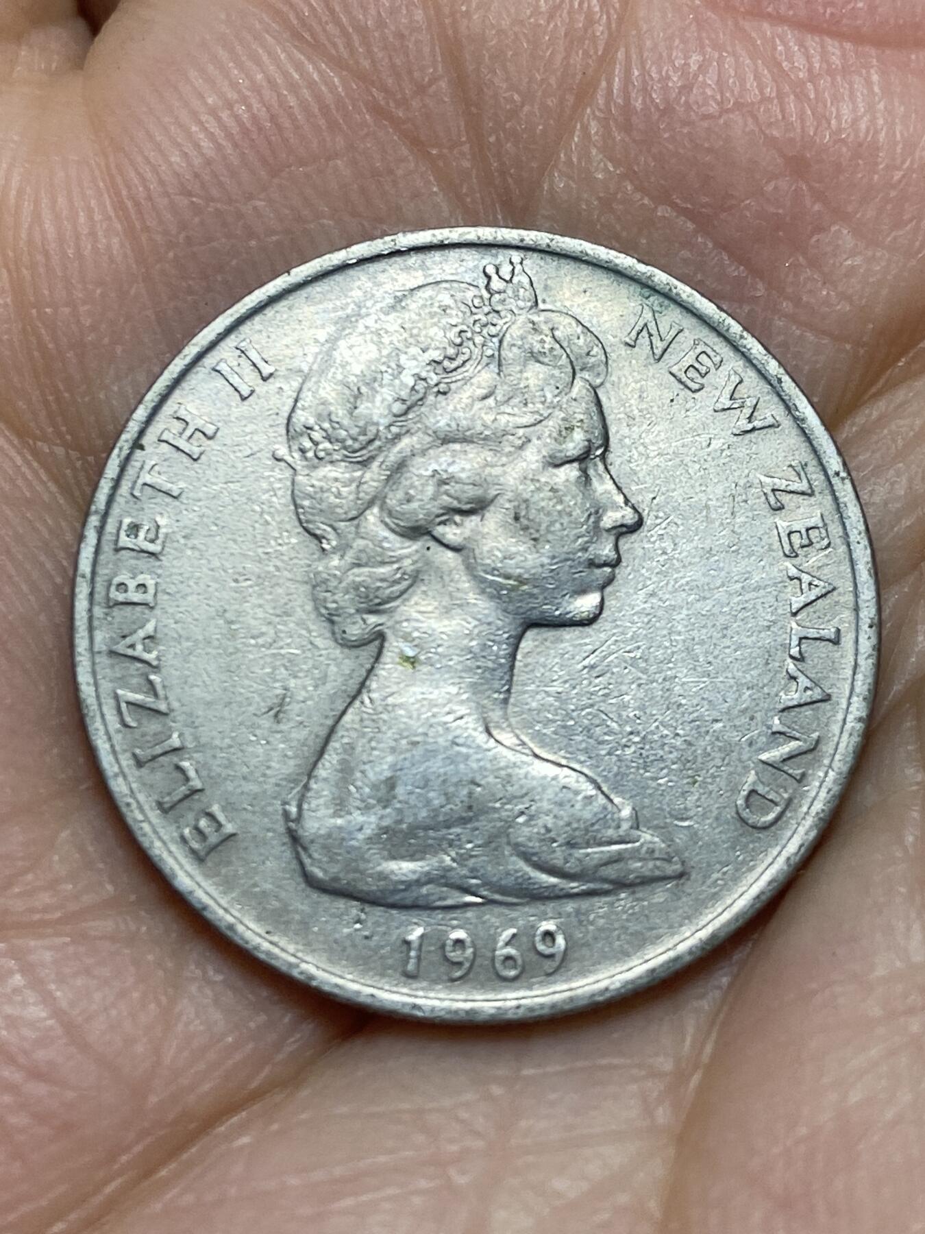 2026年第九场(总第一百七十八场）外国好品散币场(免佣金) 新西兰🇳🇿1969年1先令(伊丽莎白二世中年花冠第一版，10分和1先令双面值版)