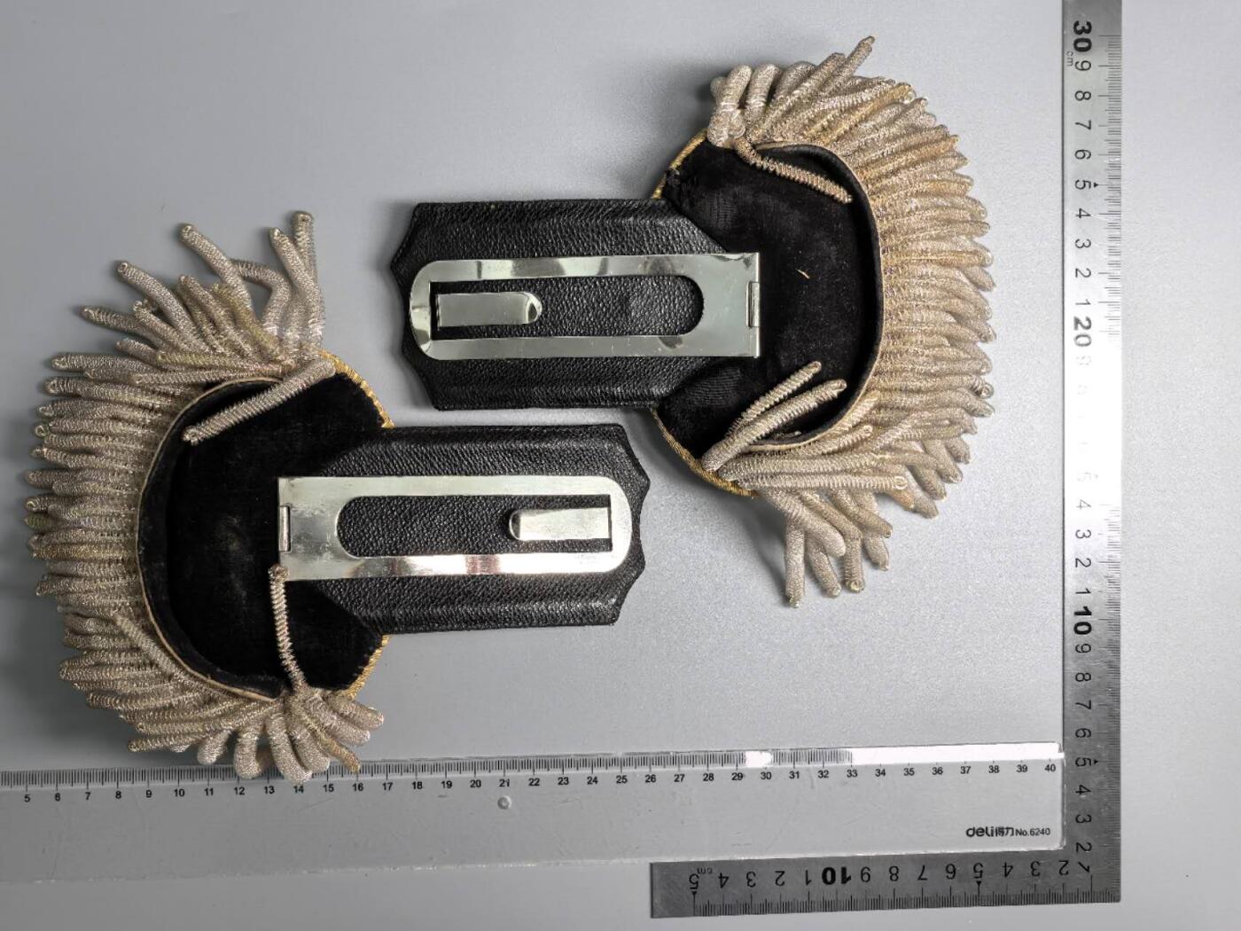 小驴勋章奖章收藏1月17日周六晚六点拍卖（珍爱和平，收藏战争，铭记历史，勿忘国耻，忠党爱国。有偿代拍，送拍规则在简介最后，参拍须阅读规则后再参拍，关系到运费包装发货时效真假辨别等关键信息，拍卖时不再发原图，看大图店主微信码在拍卖店铺介绍里） 明治大礼服大肩章一对带原铁皮盒，金属刺绣（运输途中可能会脱落，介意勿拍）