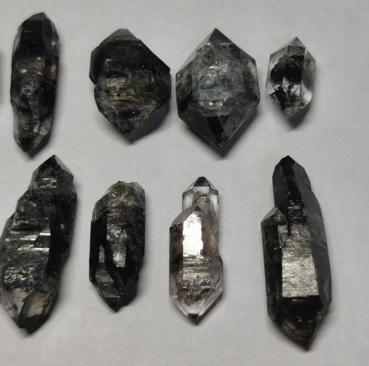 七河·世界币章小拍（总第34期） 藏家出品X677（12） 云贵闪灵水晶原石 深色系 一组 10 件 