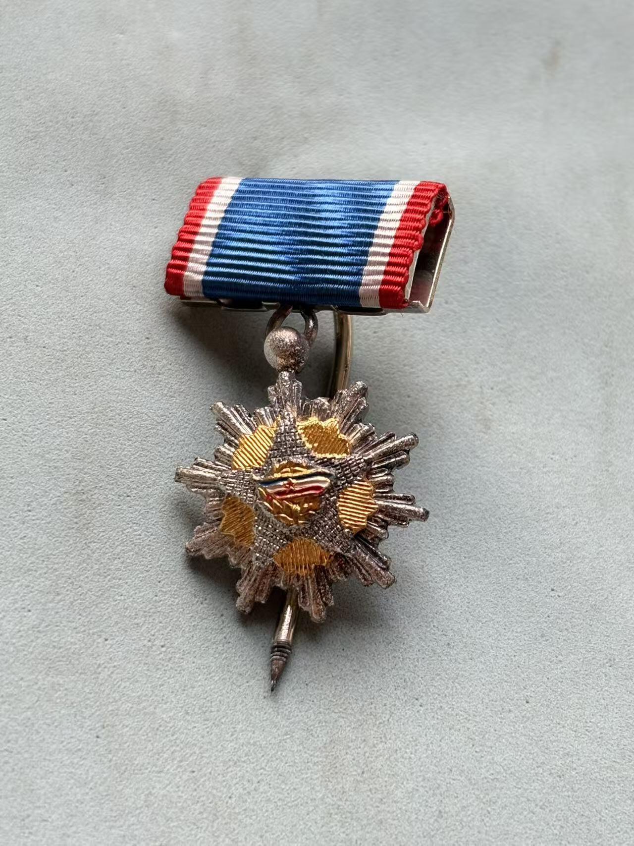 盛世勋华——号角文化勋章邮票专场拍卖第299期 南斯拉夫二级国旗勋章迷你 带挂针 少见 实发1433枚