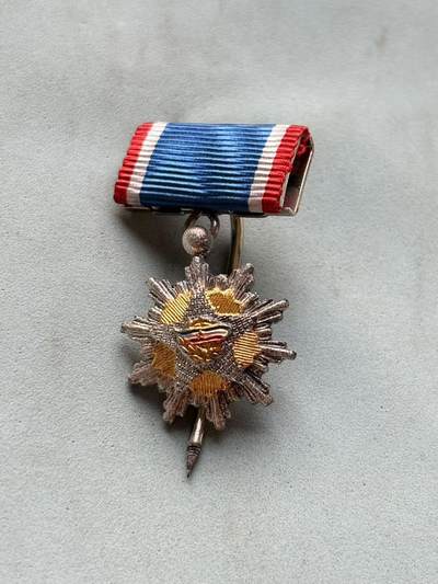 盛世勋华——号角文化勋章邮票专场拍卖第299期 - 南斯拉夫二级国旗勋章迷你 带挂针 少见 实发1433枚