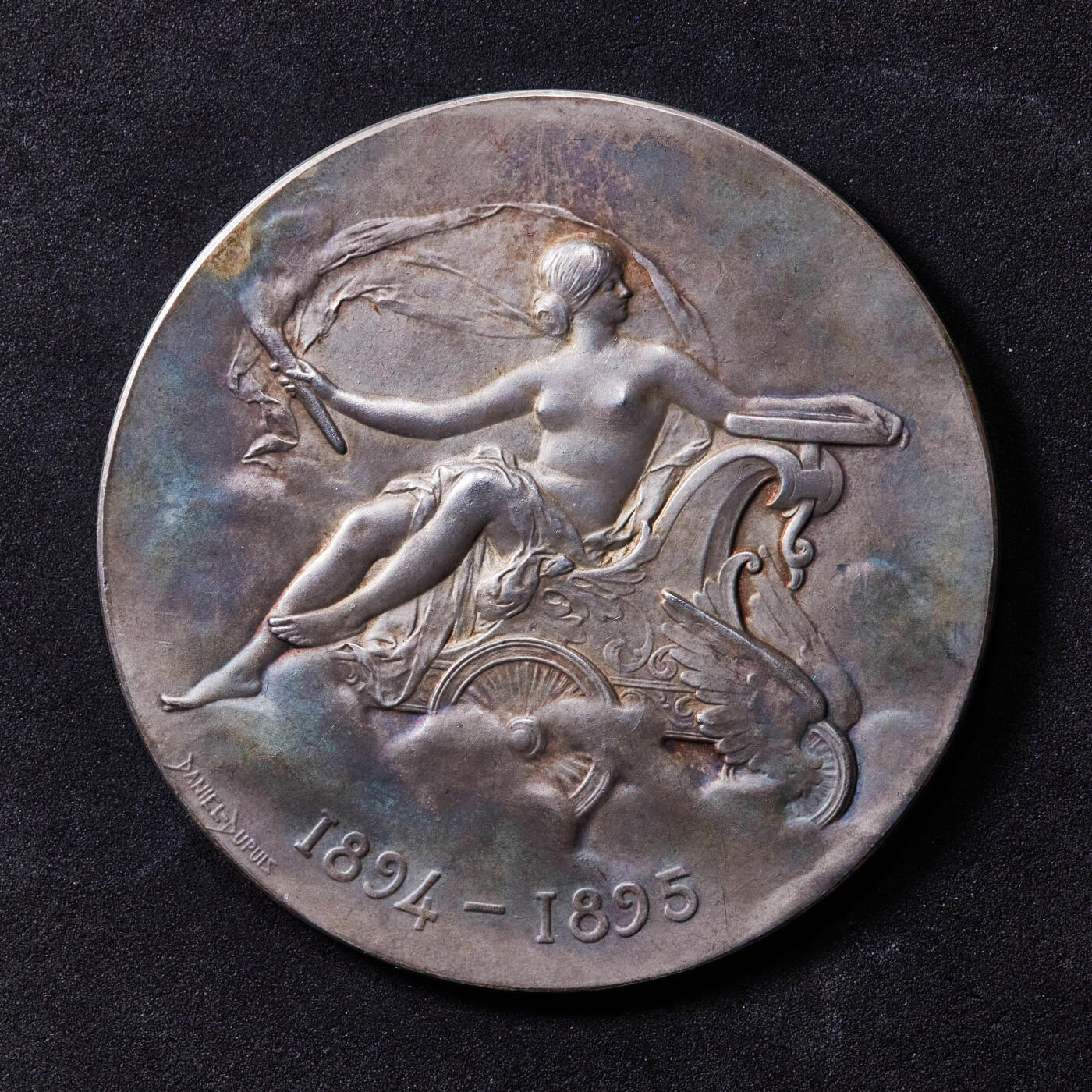 【俄甄集藏】“万象更新、马呈祥瑞”迎新春俄甄精品场-2026年(047)01-21 星期三 晚 19:30 全场包邮 法国1895年新艺术运动时期汽车俱乐部协会大型银质奖章，原盒，直径：68mm，克重：134.4克，名家查普林作品，磨砂五彩包浆，授予阿尔伯特·切斯内尔，丰饶角铭，品相完美