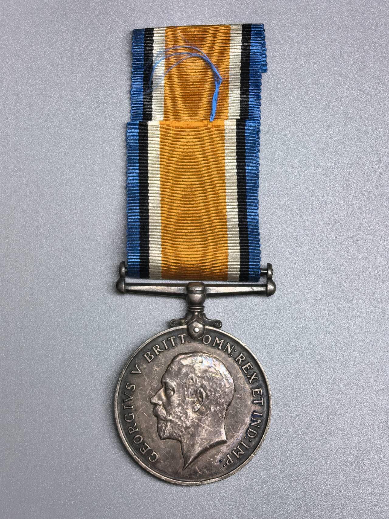 小驴勋章奖章收藏1月17日周六晚六点拍卖（珍爱和平，收藏战争，铭记历史，勿忘国耻，忠党爱国。有偿代拍，送拍规则在简介最后，参拍须阅读规则后再参拍，关系到运费包装发货时效真假辨别等关键信息，拍卖时不再发原图，看大图店主微信码在拍卖店铺介绍里） 英国一战纪念章，银质带边铭，边显示授予兰开斯特燧发枪团士兵。