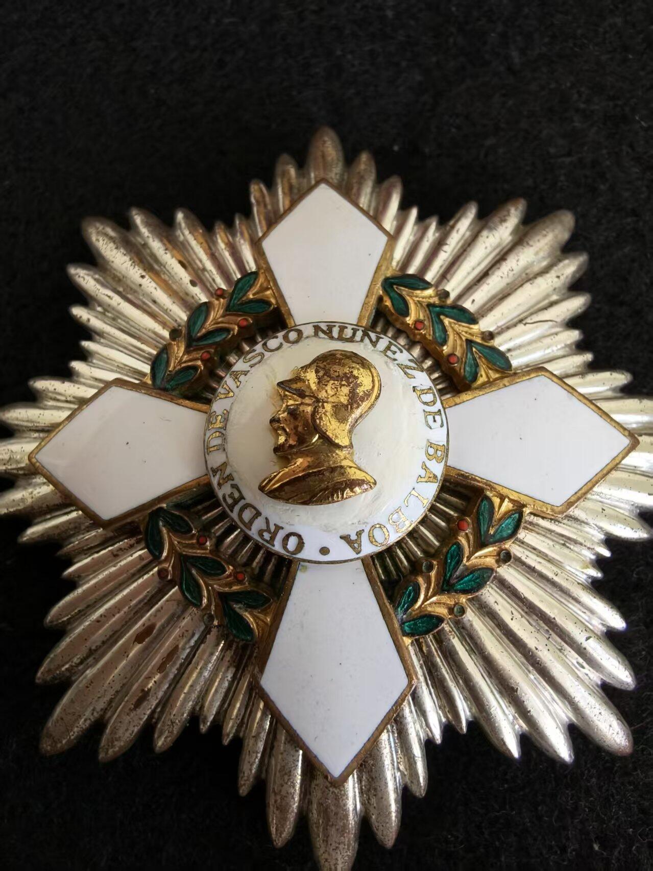 盛世勋华——号角文化勋章邮票专场拍卖第299期 巴拿马大十字级瓦斯科·努涅斯·德·巴尔博亚勋章 900银制 带原盒 早期版本带Fibo Ltda, Bogota厂标 带900银标，Fibo Ltda是哥伦比亚波哥大知名首饰/勋章制作门店，主营贵金属饰品、官方勋章或纪念章的设计与生产