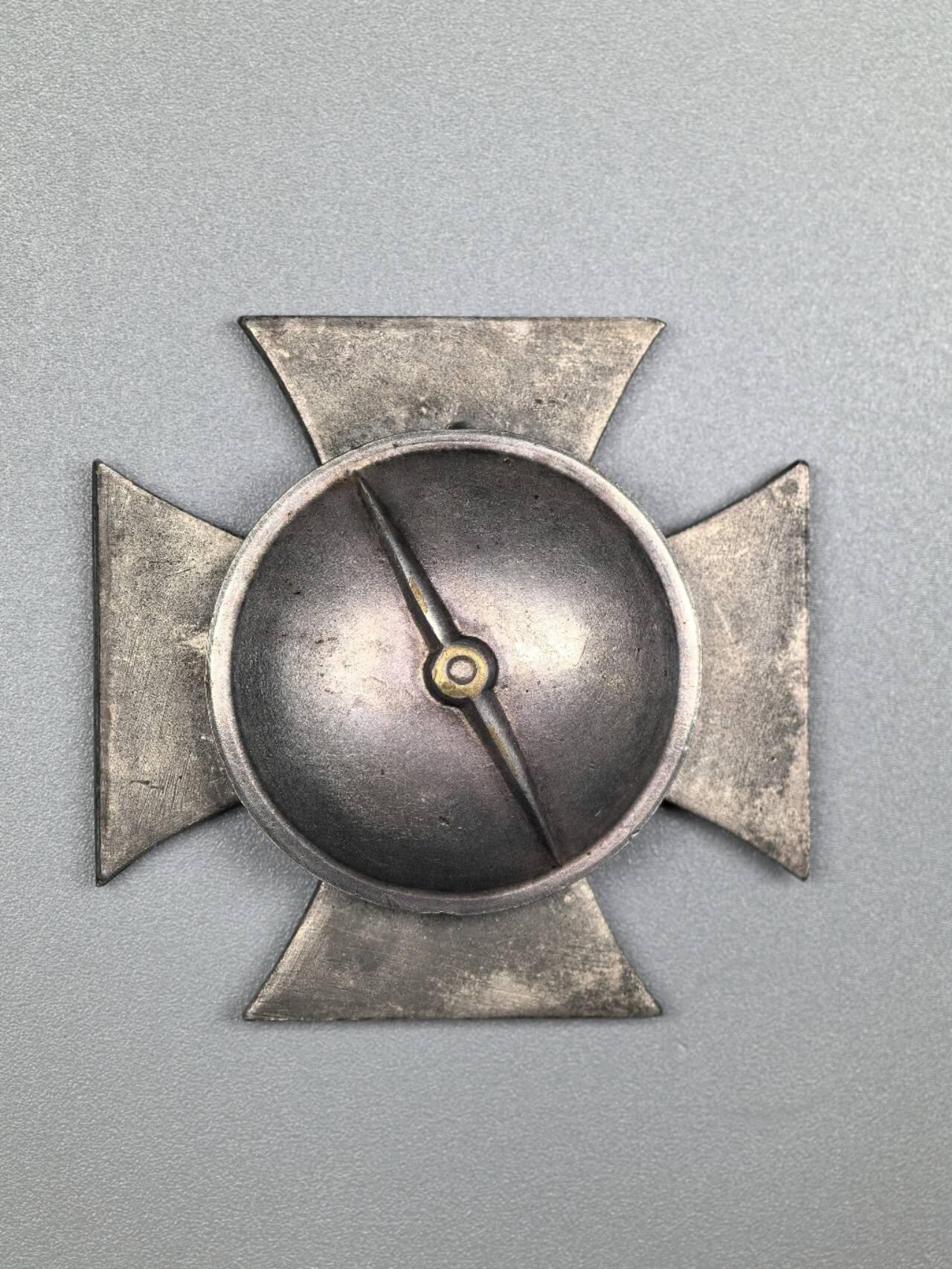 小驴勋章奖章收藏1月17日周六晚六点拍卖（珍爱和平，收藏战争，铭记历史，勿忘国耻，忠党爱国。有偿代拍，送拍规则在简介最后，参拍须阅读规则后再参拍，关系到运费包装发货时效真假辨别等关键信息，拍卖时不再发原图，看大图店主微信码在拍卖店铺介绍里） WWII19厂得三EKI转盘背版，铁质核心黑漆，由E. Ferdinand Wiedmann厂制作，罕见，此枚比书中实例漆面保存还好，此枚我多年前6千售出