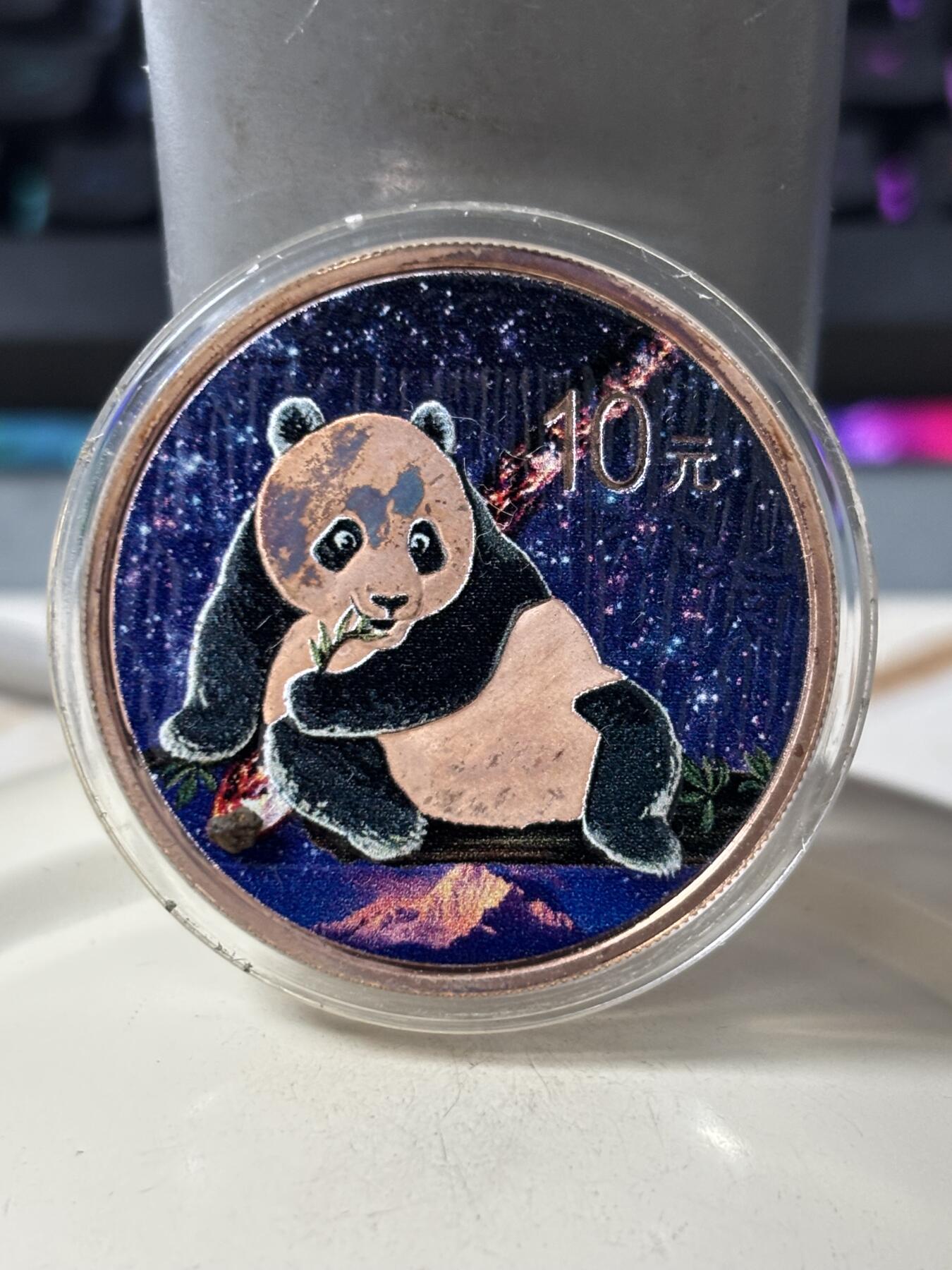 第188期拍卖 中国2015年熊猫镶嵌南丹陨石30克彩色纪念银币，999银，发行500枚