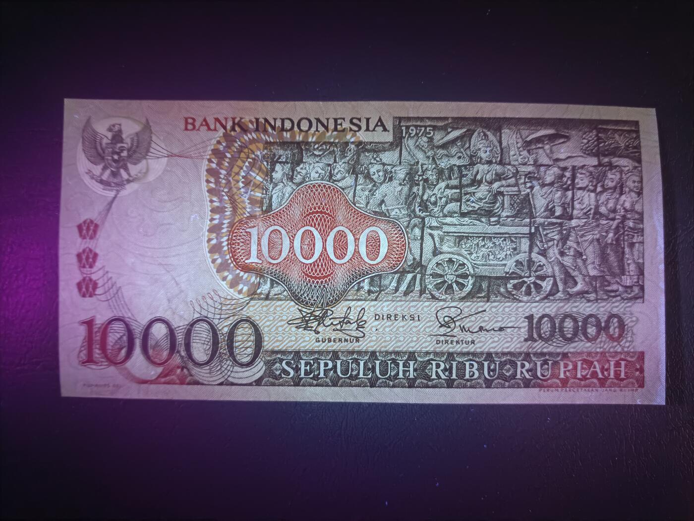 2026一月第三期，总213期 印度尼西亚1975版10000卢比AUNC有针孔，佛塔浮雕和传统工艺面具，此版本最大面值