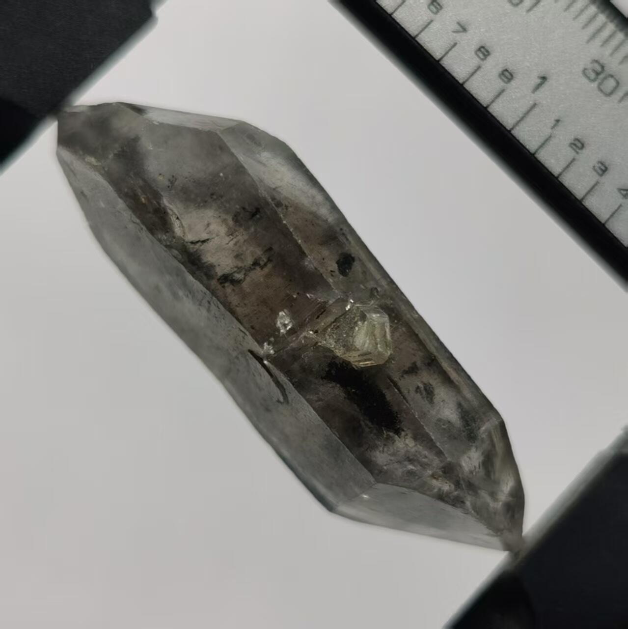 七河·世界币章小拍（总第34期） 藏家出品X696 云贵闪灵水晶原石 小手握双尖 