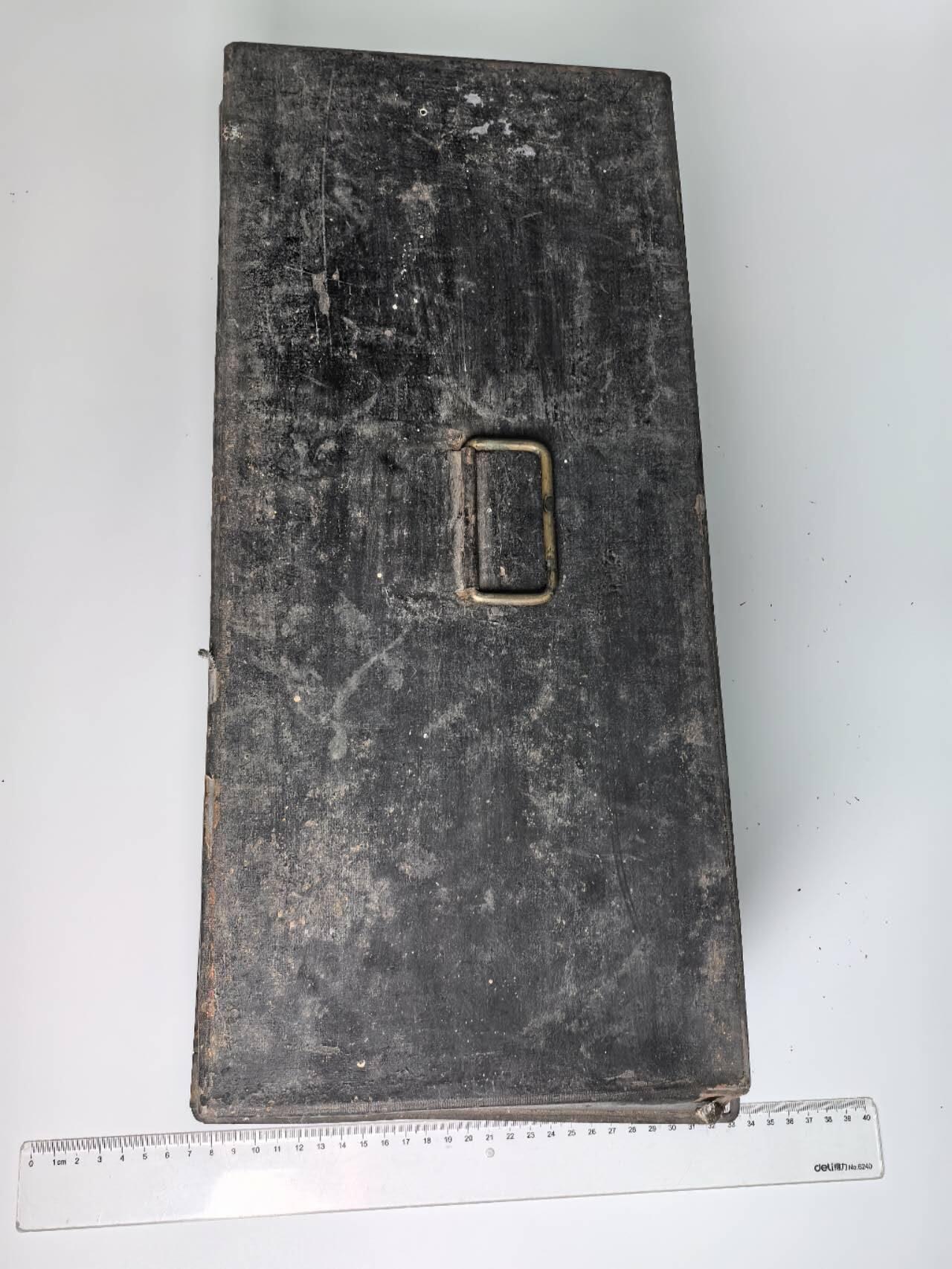 小驴勋章奖章收藏1月17日周六晚六点拍卖（珍爱和平，收藏战争，铭记历史，勿忘国耻，忠党爱国。有偿代拍，送拍规则在简介最后，参拍须阅读规则后再参拍，关系到运费包装发货时效真假辨别等关键信息，拍卖时不再发原图，看大图店主微信码在拍卖店铺介绍里） 明治海军大肩章、礼帽带原铁皮盒，羊毛毡金属刺绣（运输途中可能会脱落，介意勿拍），少见