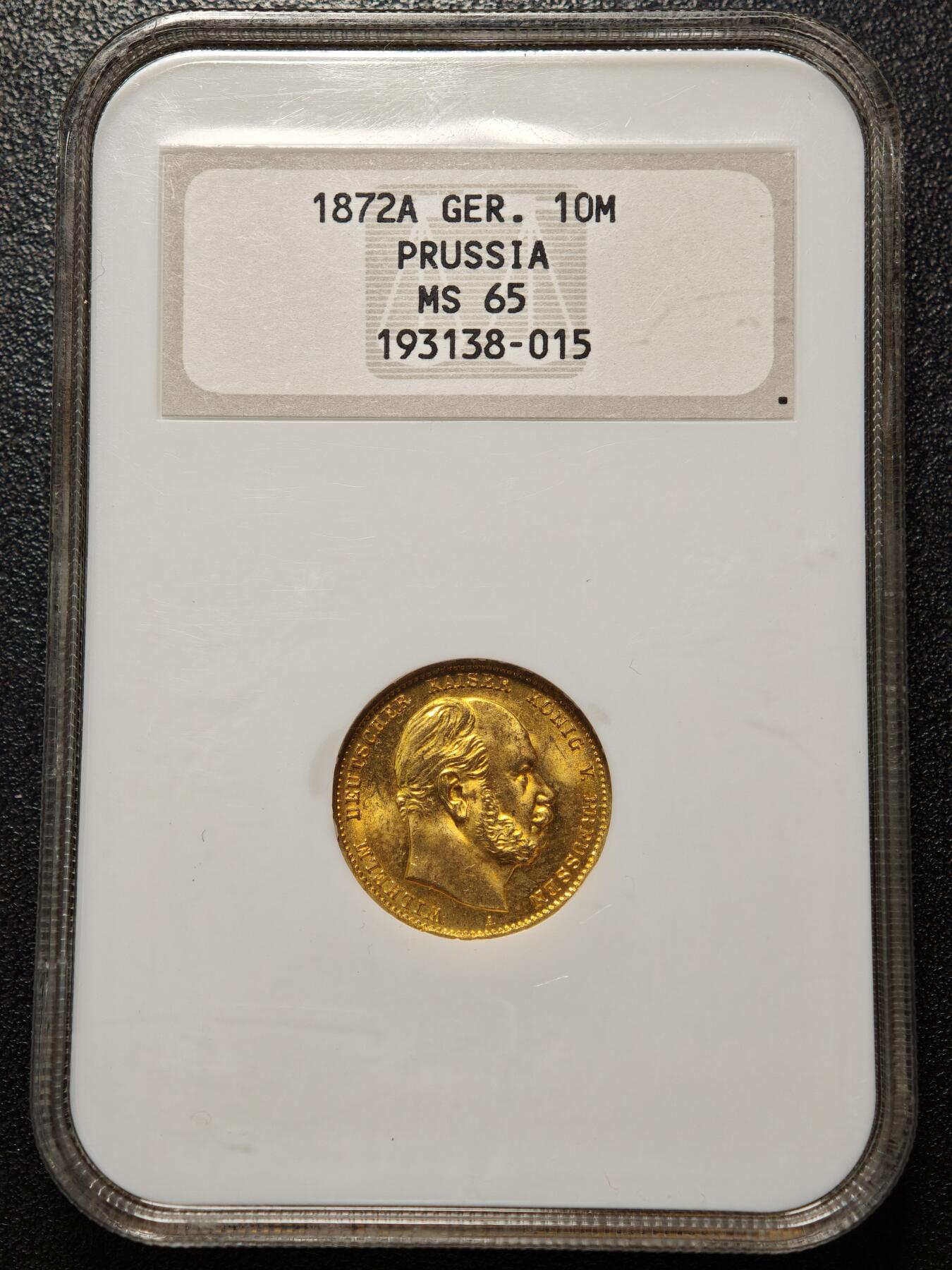【德藏】世界币章拍卖第162期（拍品征集中~欢迎藏友联系） 1872年 德国普鲁士威廉一世A版10马克金币，德意志帝国首版流通金马克，重量：3.982克，含金量：90%，NGC MS65分 德国柏林铸币厂铸造，德国金本位时代的第一枚钱币，短翅金马克，具有很高的历史价值。NGC老白盒，早期低评