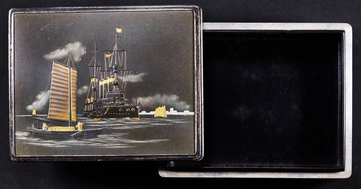 【俄甄集藏】“万象更新、马呈祥瑞”迎新春俄甄精品场-2026年(047)01-21 星期三 晚 19:30 全场包邮 日本昭和六年-九年1931年-1934年九一八事变海军大臣赠品，簪花珐琅彩嵌银工艺古董烟具一套，工艺精湛，分为烟丝盒、烟灰缸、火柴盒三件套，烟丝盒长：106mm，宽：85mm，高：44mm；烟灰缸长：90mm，宽：65mm，高：40mm，火柴盒长：62mm，宽：38mm，高：25mm，总重量：415.4克，内嵌红木，925银