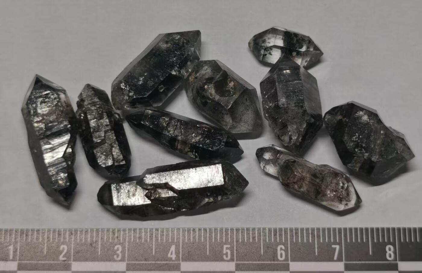 七河·世界币章小拍（总第34期） 藏家出品X677（12） 云贵闪灵水晶原石 深色系 一组 10 件 