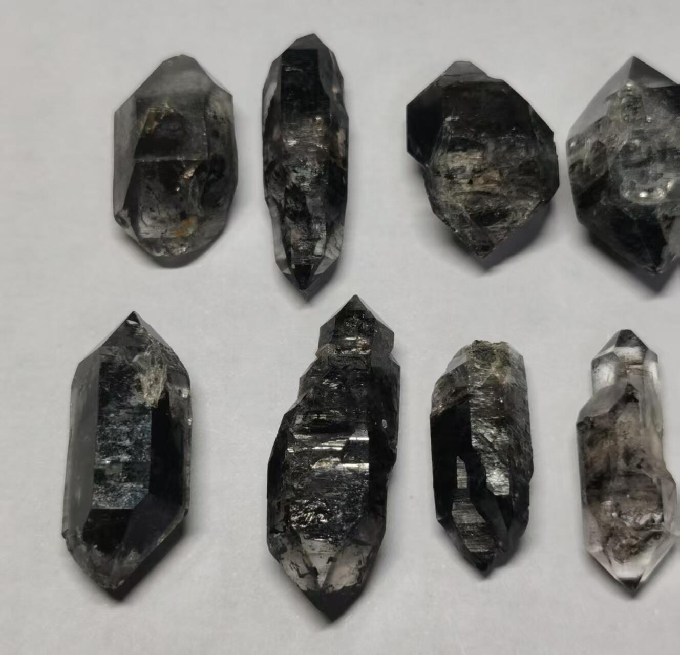 七河·世界币章小拍（总第34期） 藏家出品X677（12） 云贵闪灵水晶原石 深色系 一组 10 件 