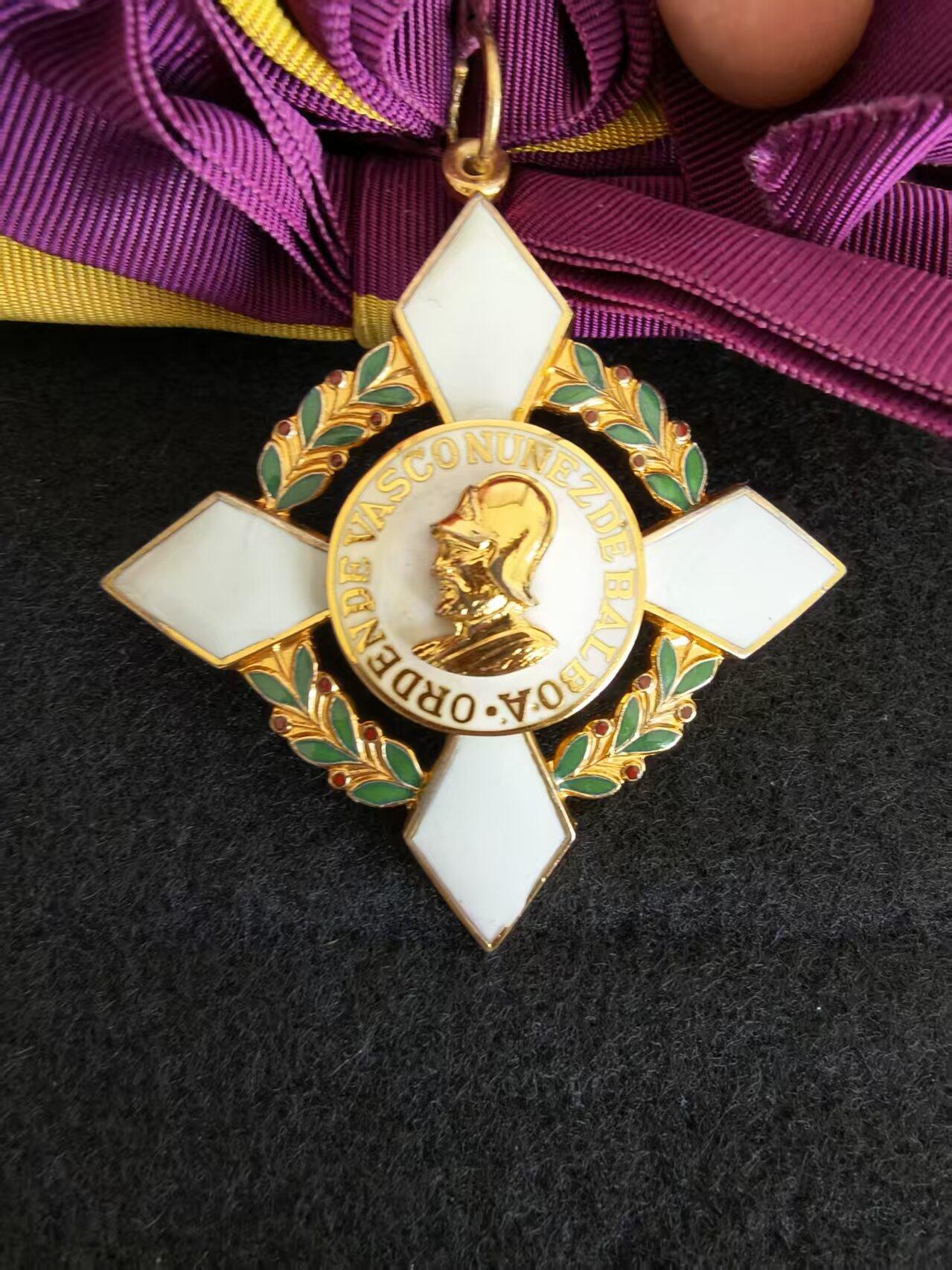 盛世勋华——号角文化勋章邮票专场拍卖第299期 巴拿马大十字级瓦斯科·努涅斯·德·巴尔博亚勋章 900银制 带原盒 早期版本带Fibo Ltda, Bogota厂标 带900银标，Fibo Ltda是哥伦比亚波哥大知名首饰/勋章制作门店，主营贵金属饰品、官方勋章或纪念章的设计与生产