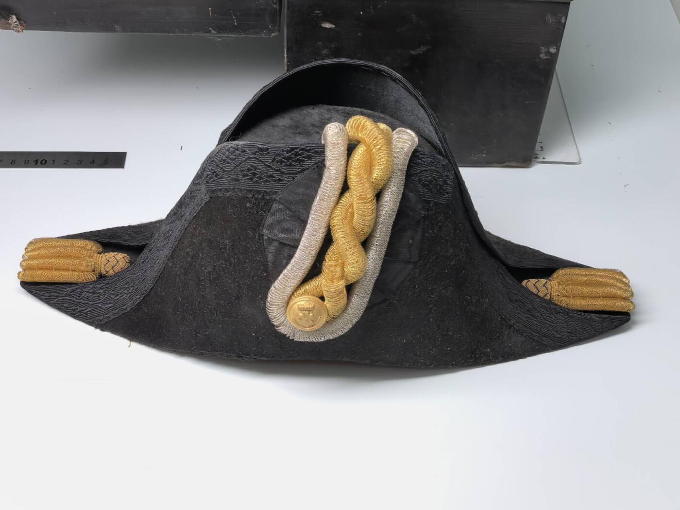 小驴勋章奖章收藏1月17日周六晚六点拍卖（珍爱和平，收藏战争，铭记历史，勿忘国耻，忠党爱国。有偿代拍，送拍规则在简介最后，参拍须阅读规则后再参拍，关系到运费包装发货时效真假辨别等关键信息，拍卖时不再发原图，看大图店主微信码在拍卖店铺介绍里） 明治海军大肩章、礼帽带原铁皮盒，羊毛毡金属刺绣（运输途中可能会脱落，介意勿拍），少见