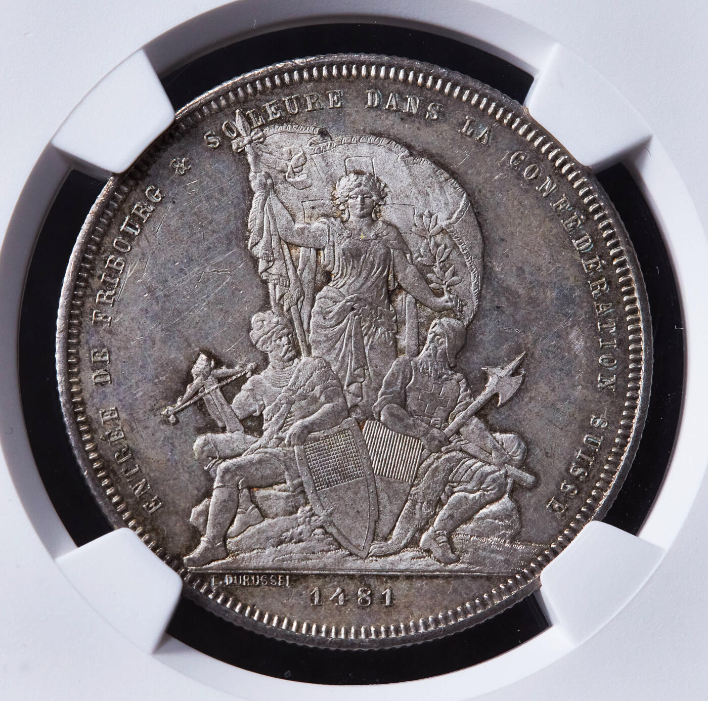 【俄甄集藏】“万象更新、马呈祥瑞”迎新春俄甄精品场-2026年(047)01-21 星期三 晚 19:30 全场包邮 瑞士1881年弗里堡射击节5法郎大银币，NGC MS64，伯尔尼造币厂，经典品种，黄油彩转光品相，底板凝霜