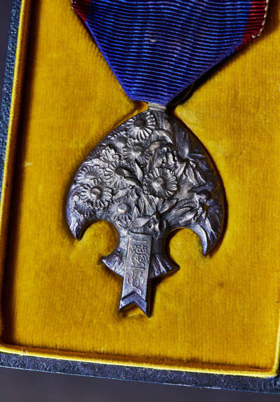 【俄甄集藏】“万象更新、马呈祥瑞”迎新春俄甄精品场-2026年(047)01-21 星期三 晚 19:30 全场包邮 - 中华民国伪满洲国1935年纪念溥仪访日纪念奖章，银质原盒，酱彩包浆，保存完好