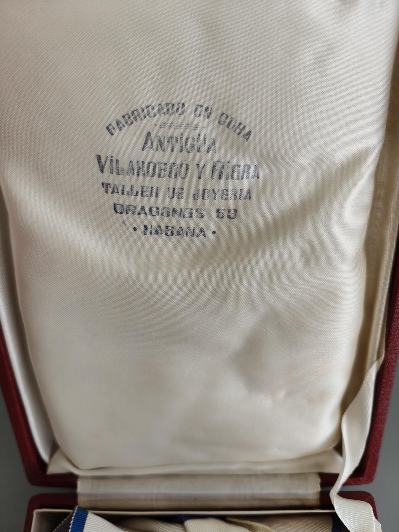 盛世勋华——号角文化勋章邮票专场拍卖第299期 尼加拉瓜大十字级鲁本·达里奥勋章 带原盒 银制 少见 第一版 古巴 Vilardebo y Riera, Habana生产 珠宝商定制版本少见。Vilardebo y Riera是古巴知名的珠宝与勋章制作工坊，以高品质的珠宝制作著称，同时为古巴、西班牙、海地等国制作勋章与官方饰品，1960年因古巴革命停业。