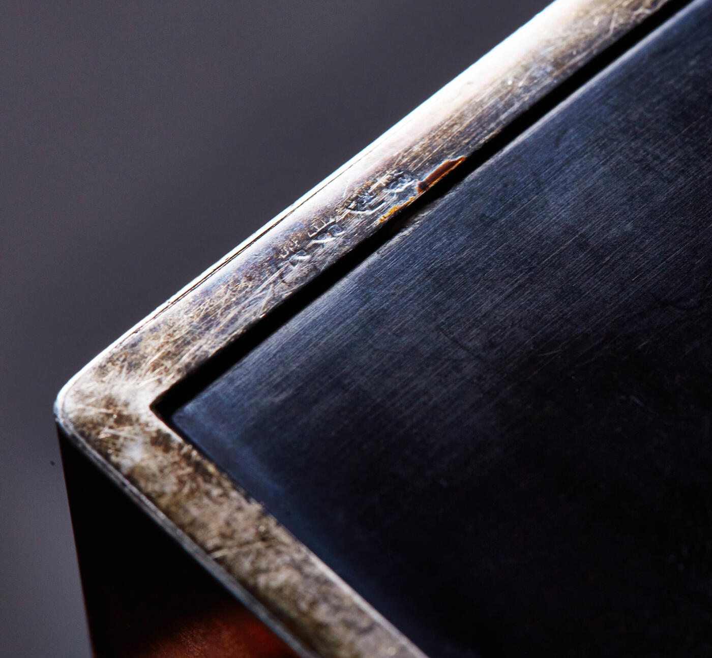 【俄甄集藏】“万象更新、马呈祥瑞”迎新春俄甄精品场-2026年(047)01-21 星期三 晚 19:30 全场包邮 日本昭和六年-九年1931年-1934年九一八事变海军大臣赠品，簪花珐琅彩嵌银工艺古董烟具一套，工艺精湛，分为烟丝盒、烟灰缸、火柴盒三件套，烟丝盒长：106mm，宽：85mm，高：44mm；烟灰缸长：90mm，宽：65mm，高：40mm，火柴盒长：62mm，宽：38mm，高：25mm，总重量：415.4克，内嵌红木，925银